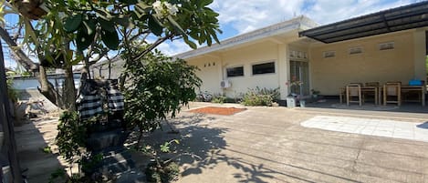 Vista frontal de la propiedad