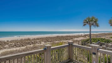 Una spiaggia nelle vicinanze