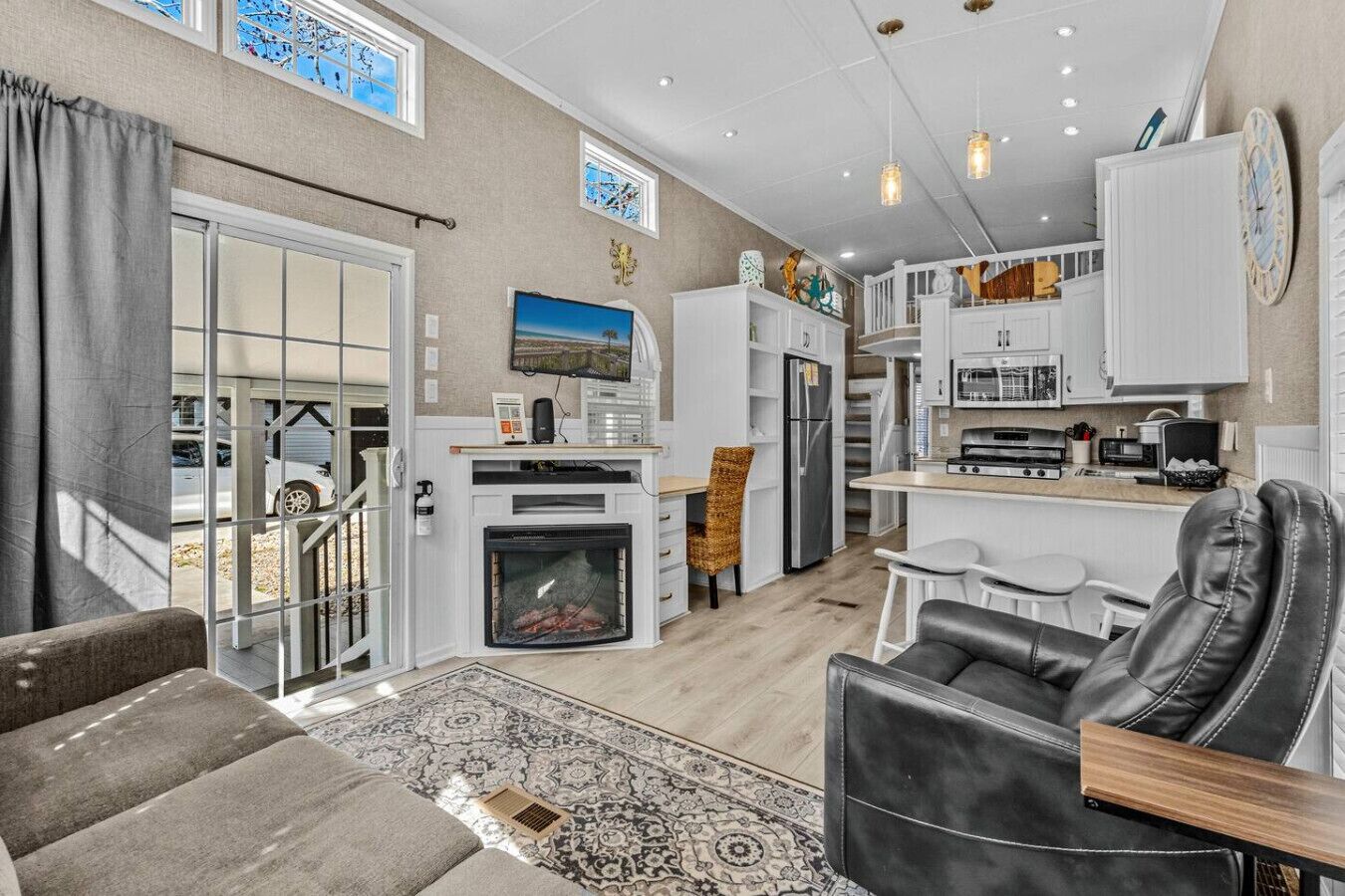 TV, caminetto, impianto stereo