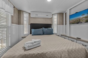 Desk, iron/ironing board, WiFi, bed sheets