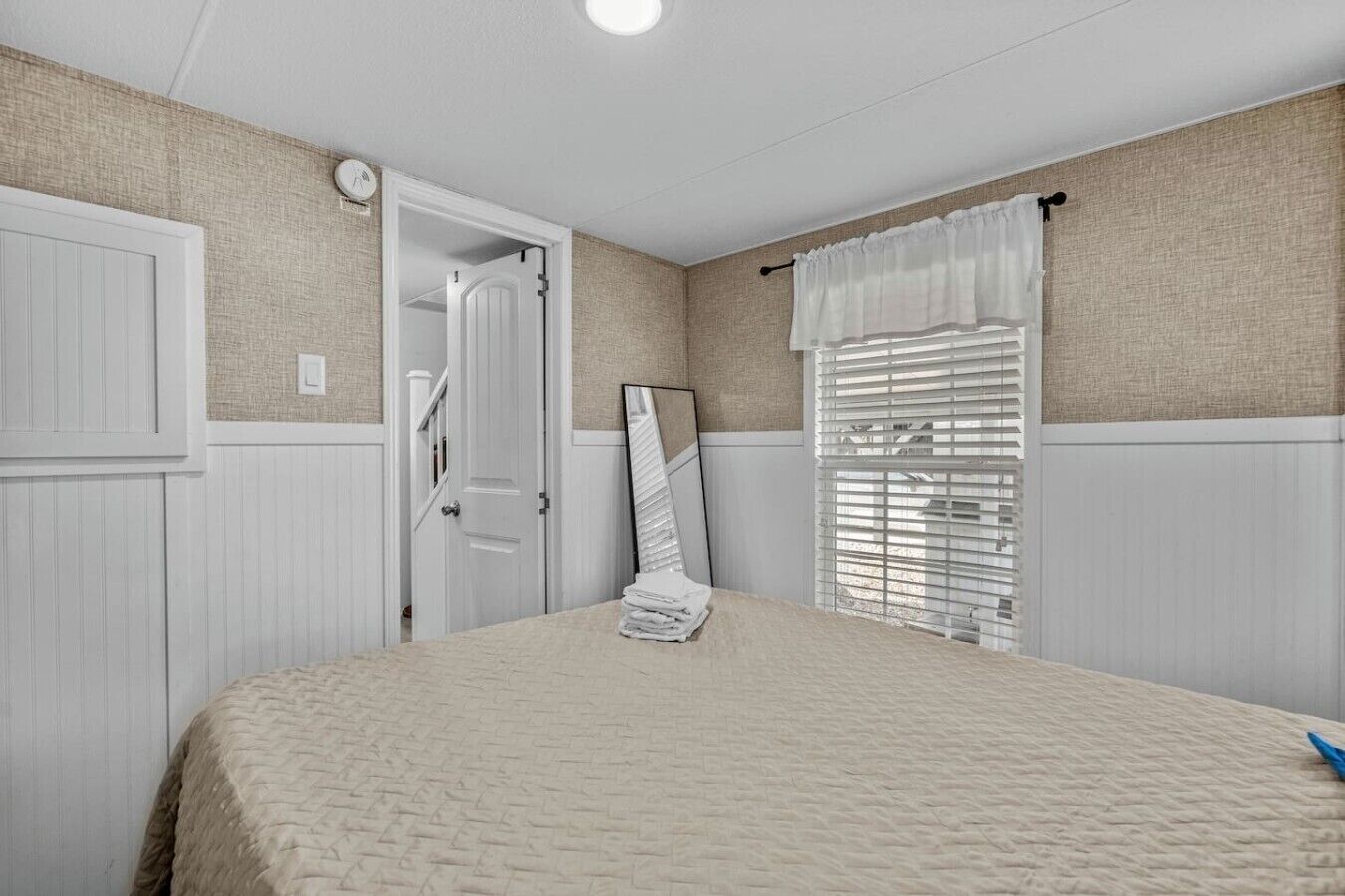 Desk, iron/ironing board, WiFi, bed sheets