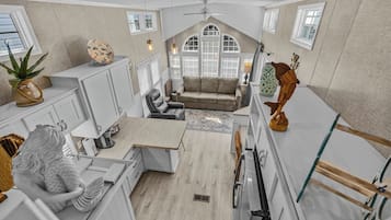 TV, caminetto, impianto stereo