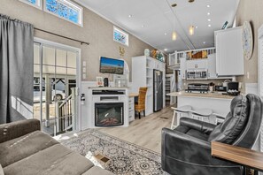 Fernseher, Kamin, Stereoanlage