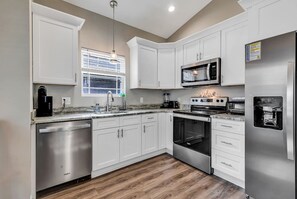 Réfrigérateur, four à micro-ondes, un four, surface de cuisson