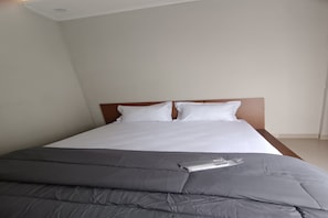 Habitación doble Deluxe | Espacio para trabajar con laptop, wifi gratis y ropa de cama 