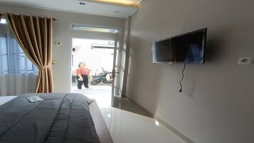 Deluxe Double Room | Laptop workspace, free WiFi, bed sheets