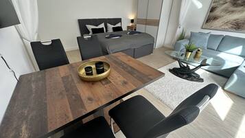 1 Schlafzimmer, Schreibtisch, Bügeleisen/Bügelbrett, Reisekinderbett