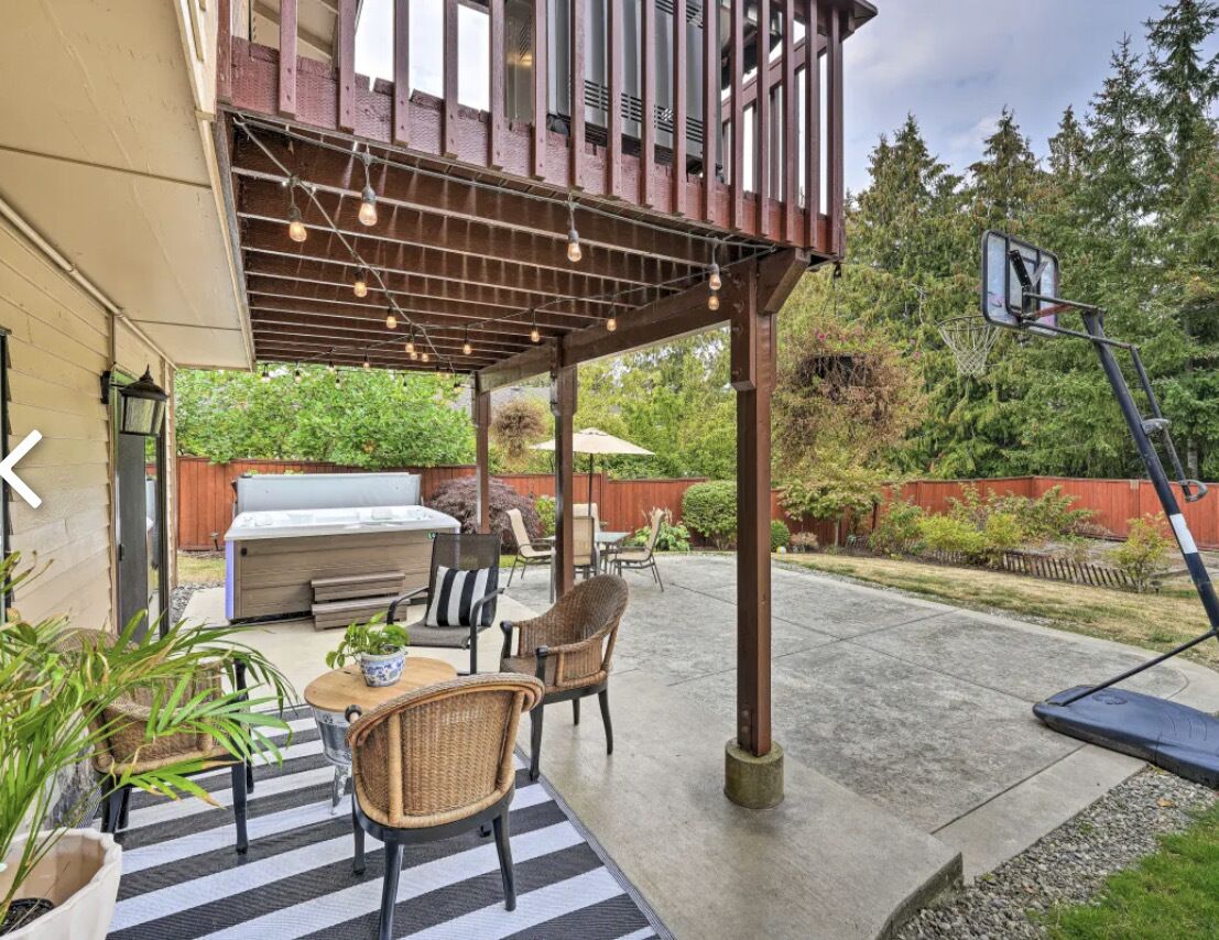 Family Paradise, hot tub, fire pit area, Play House, cozy and spacious