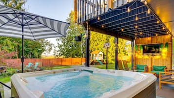 Outdoor spa tub