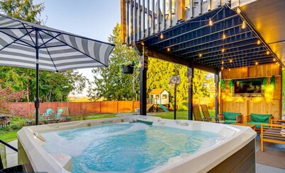 Family Paradise, hot tub, fire pit area, Play House, cozy and spacious