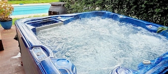 Villa in the forrest of Amsterdam with Pool and Jacuzzi