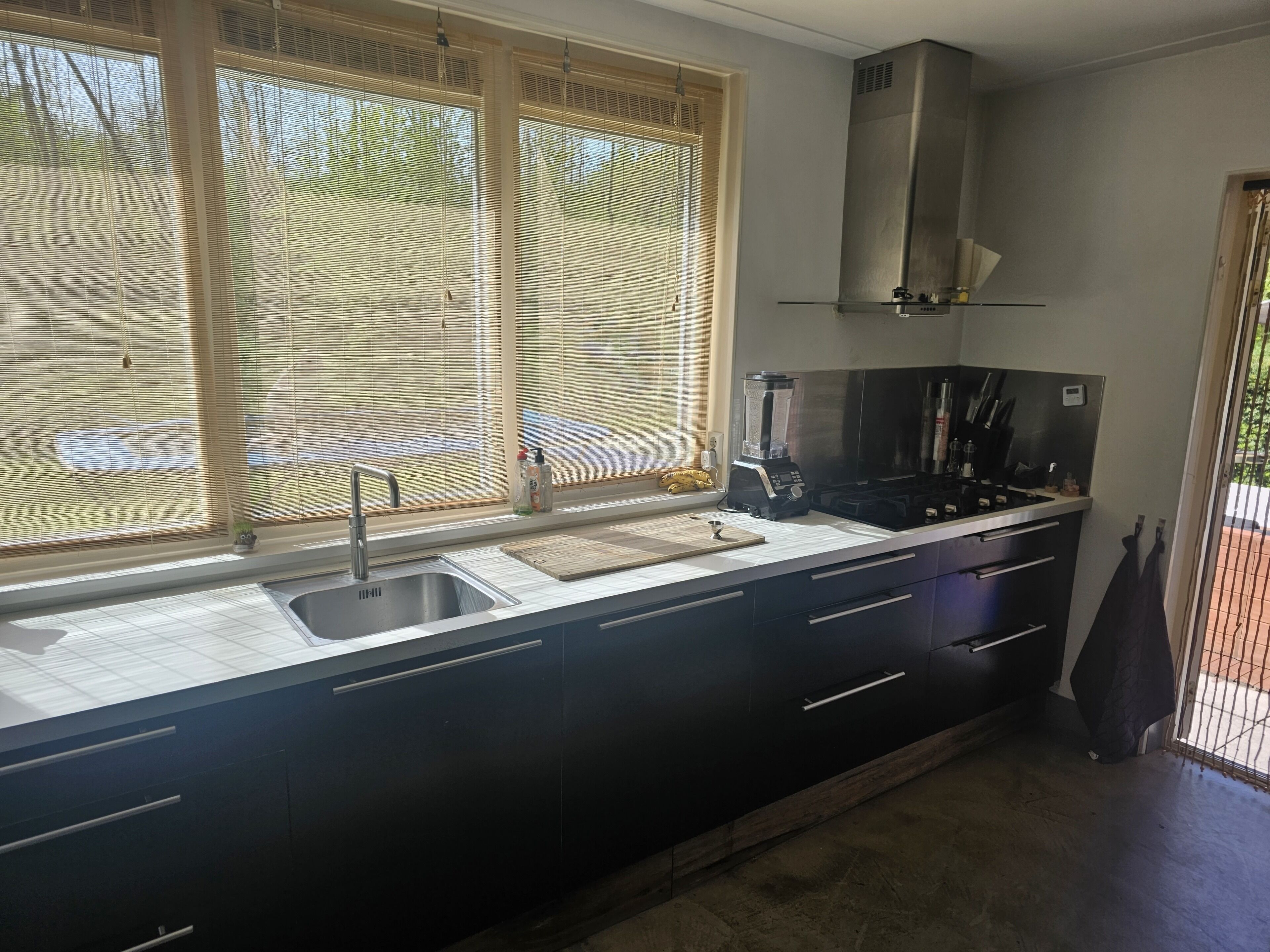 Een koelkast, een magnetron, een oven, een vaatwasser