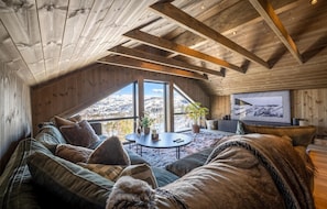 Smart TV y chimenea 