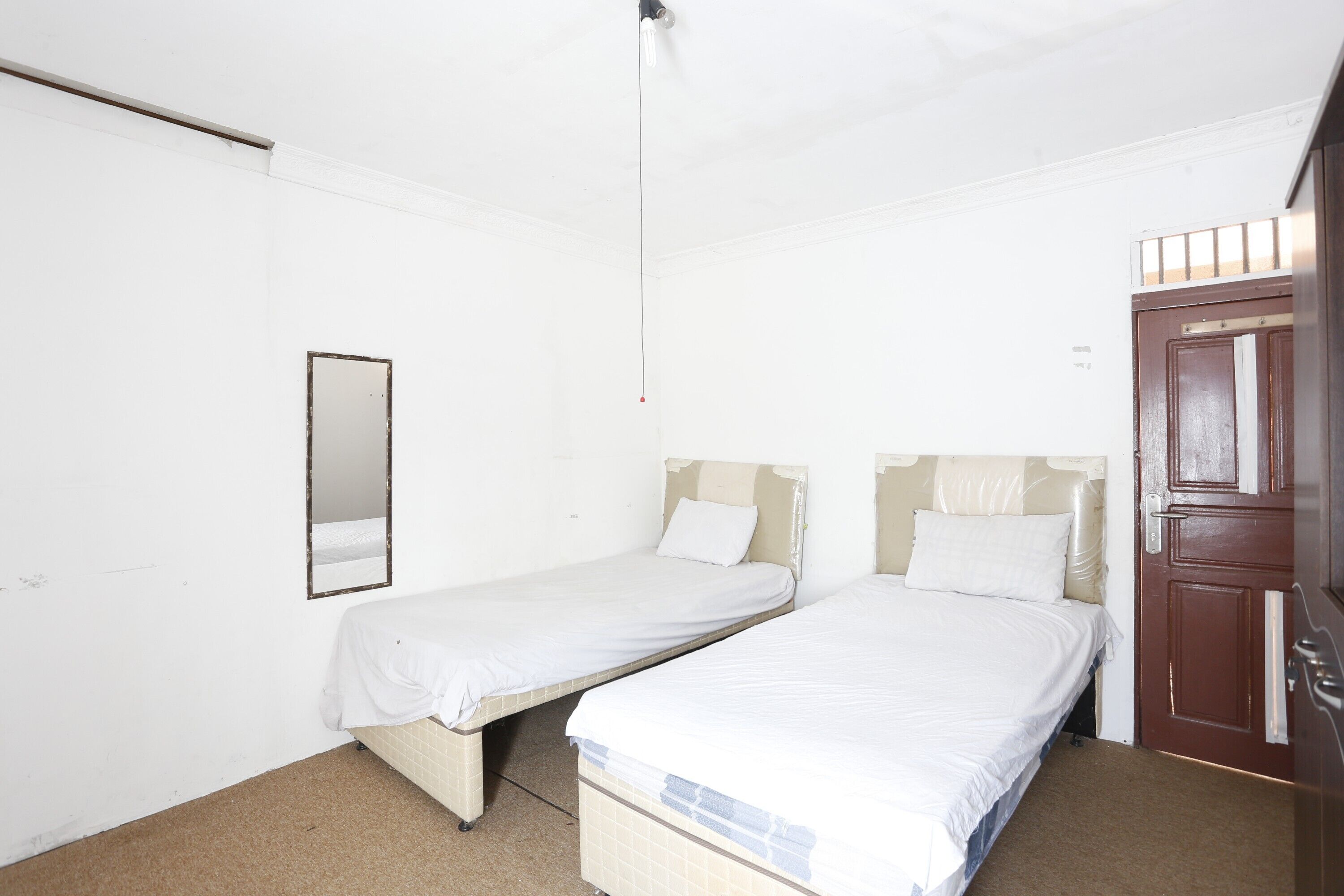 Habitación estándar con 2 camas individuales | Escritorio y ropa de cama 