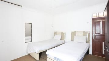 Habitación estándar con 2 camas individuales | Escritorio y ropa de cama