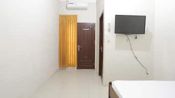 Standard Double Room | Desk, bed sheets