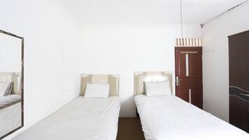 標準雙床房 | 書桌、床單