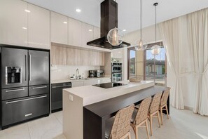 冷蔵庫、電子レンジ、オーブン、コンロ