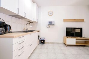 Køleskab, mikrobølgeovn, kaffe-/temaskine