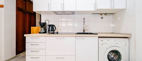 冰箱、微波炉、茶具/咖啡用具、厨具/餐具