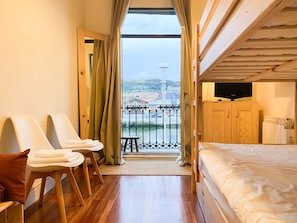 2 makuuhuonetta, työpöytä, silitysrauta/-lauta, vauvan matkasänky