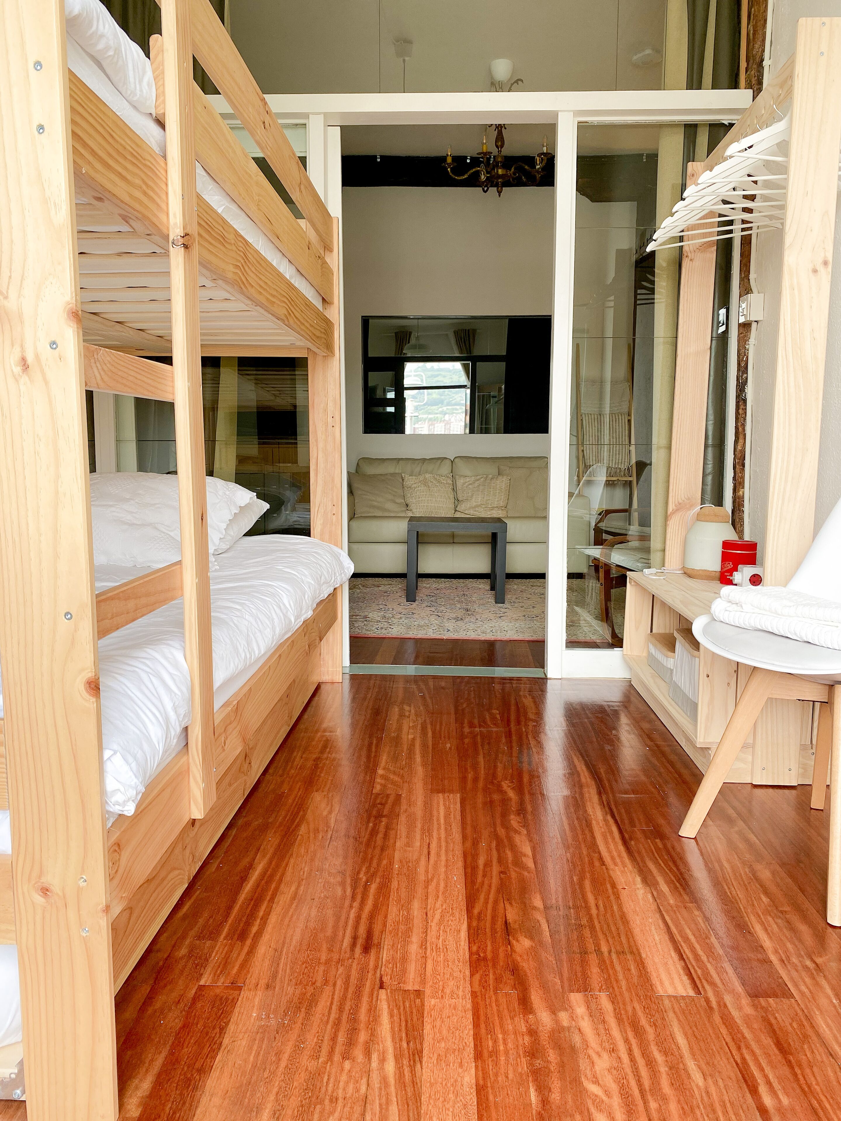 2 slaapkamers, een bureau, een strijkplank/strijkijzer, reisbedje