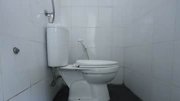 Habitación doble estándar | Baño | Regadera, toallas, papel de baño