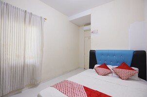 Standard Double Room | Desk, laptop workspace, free WiFi, bed sheets