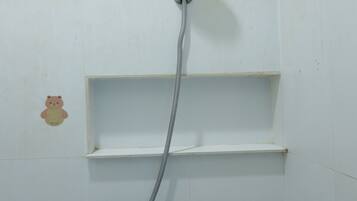 Kamar Double Standar | Kamar mandi | Shower, handuk, dan tisu toilet