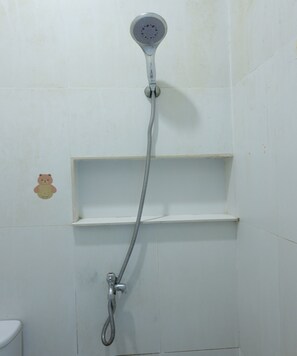 Quarto casal standard | Banheiro | Chuveiro, toalhas de banho, papel higiênico
