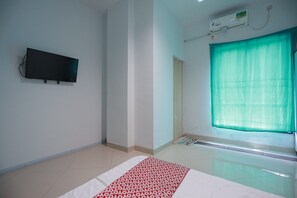 Standard Double Room | Desk, laptop workspace, free WiFi, bed sheets - Hotel O Mamapapahouse (Batam)
