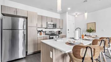 Refrigerador, microondas, horno y parrilla de estufa