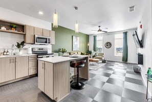 Frigorífico, microondas, horno y placa de cocina