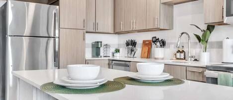 Een koelkast, een microgolfoven, een oven, een kookplaat