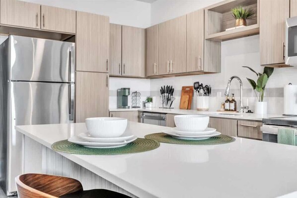 Frigorífico, microondas, horno y placa de cocina