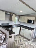 Chalet | Private kitchen | Fridge, microwave, oven, stovetop