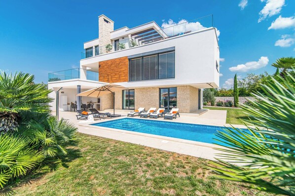 Villa (4 Bedrooms) | Fasade