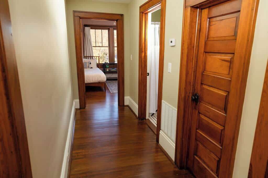 4 bedrooms, desk, iron/ironing board, travel crib