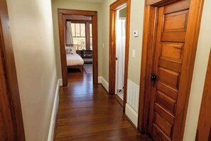 4 chambres, bureau, fer et planche Ă repasser, lit parapluie