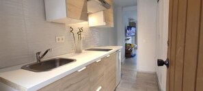 Kühlschrank, Mikrowelle, Herdplatte, Wasserkocher mit Kaffee-/Teezubehör