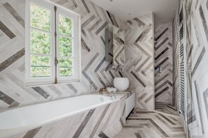 Bathtub, hair dryer, towels