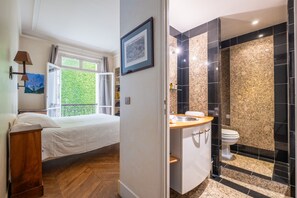 3 bedrooms, desk, WiFi, bed sheets