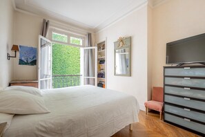 3 bedrooms, desk, WiFi, bed sheets