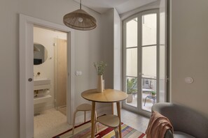 Apartment, 1 Bedroom, Interior Terrace (2 People) | Oppholdsområde | En 45-tommers Flatskjerm-TV med kabel-kanaler