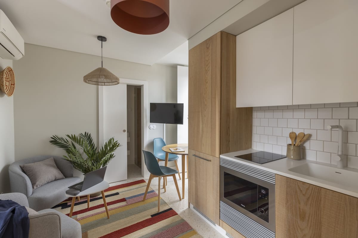 Apartment, 1 Bedroom ( 2 People) | Oppholdsområde | En 45-tommers Flatskjerm-TV med kabel-kanaler