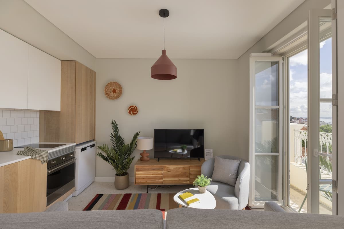 Apartment, 1 Bedroom, Terrace (4 People) | Oppholdsområde | En 45-tommers Flatskjerm-TV med kabel-kanaler