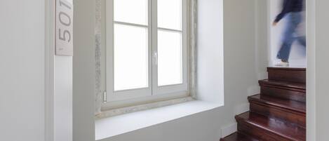 Una escalera con una ventana y una puerta marcada con el número 501.