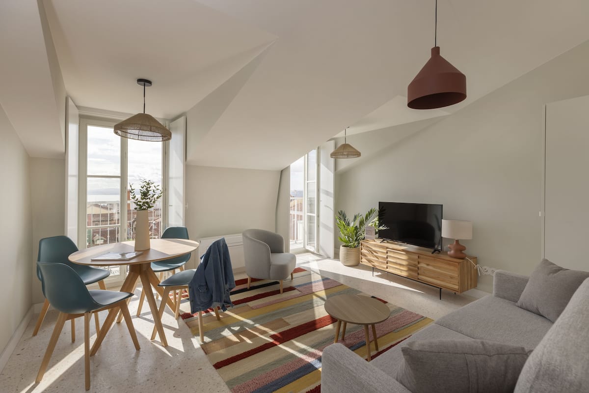 Deluxe Apartment, 1 Bedroom, Terrace (4 people) | Oppholdsområde | En 45-tommers Flatskjerm-TV med kabel-kanaler