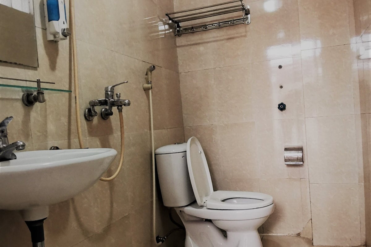 Ducha, artículos de higiene personal gratuitos, bidé y toallas