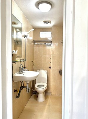 Asrama Umum Comfort | Kamar mandi | Shower, perlengkapan mandi gratis, kloset, dan handuk